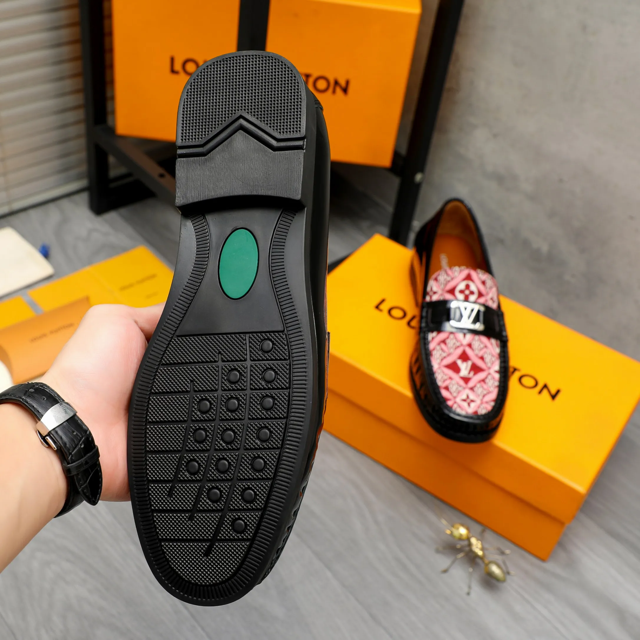 Men's shoes 💰400 Product trademark: LV "Louis Vuitton" casual slip-on shoes Regular size: 38-45 (45 is custom-made and non-returnable) Product material: Selected breathable fabric spliced ​​patent cowhide upper, cowhide lining, rubber outsole